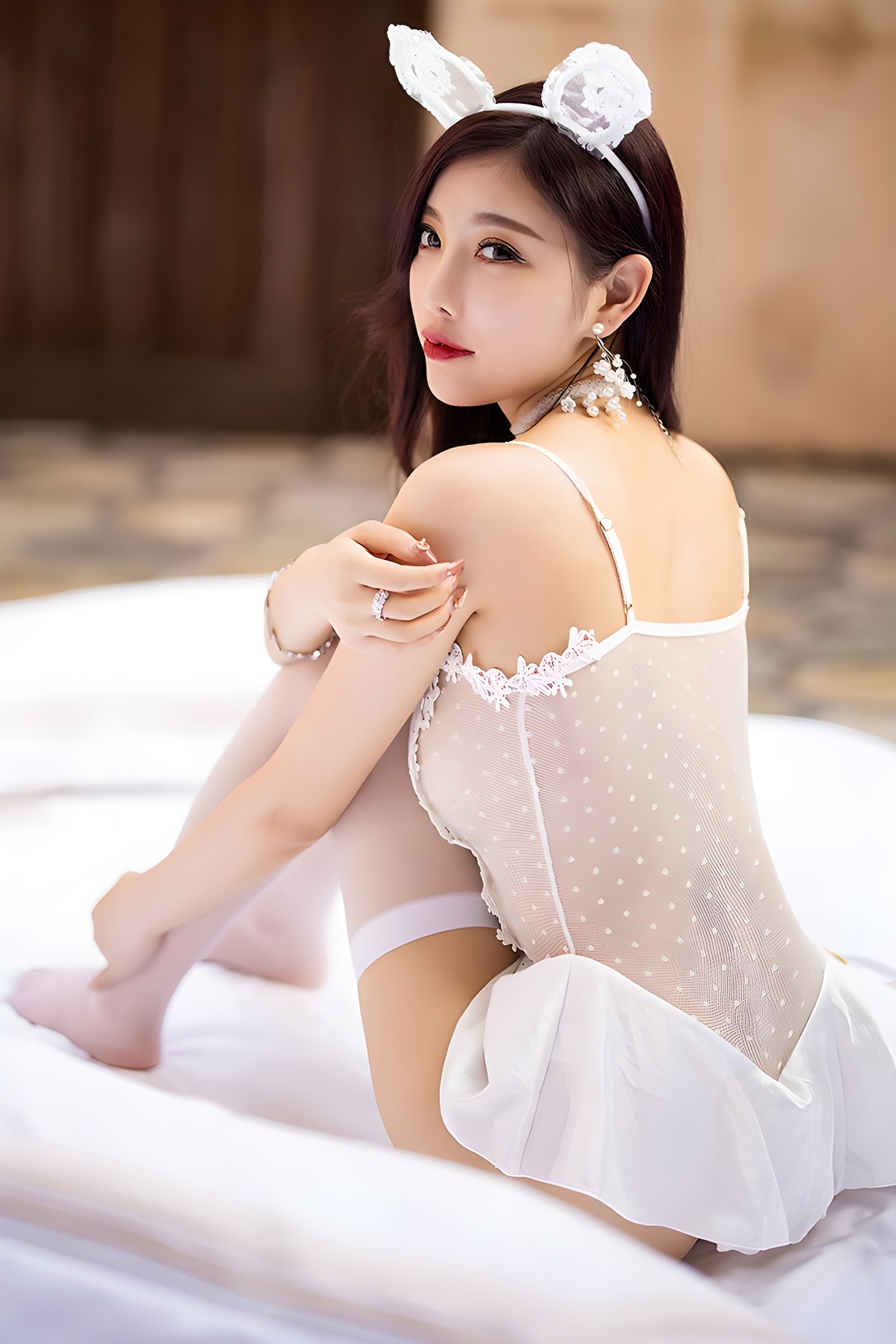 杨晨晨粉嫩蕾丝写真：绒绒兔耳与透明薄纱的纯欲碰撞