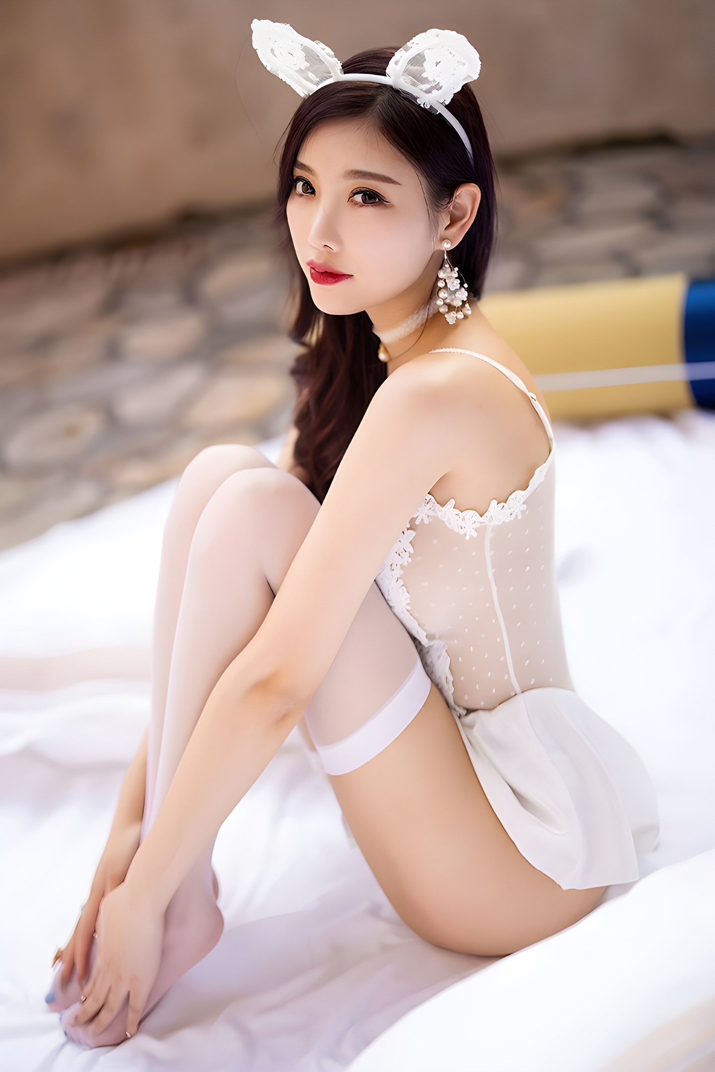 杨晨晨粉嫩蕾丝写真：绒绒兔耳与透明薄纱的纯欲碰撞