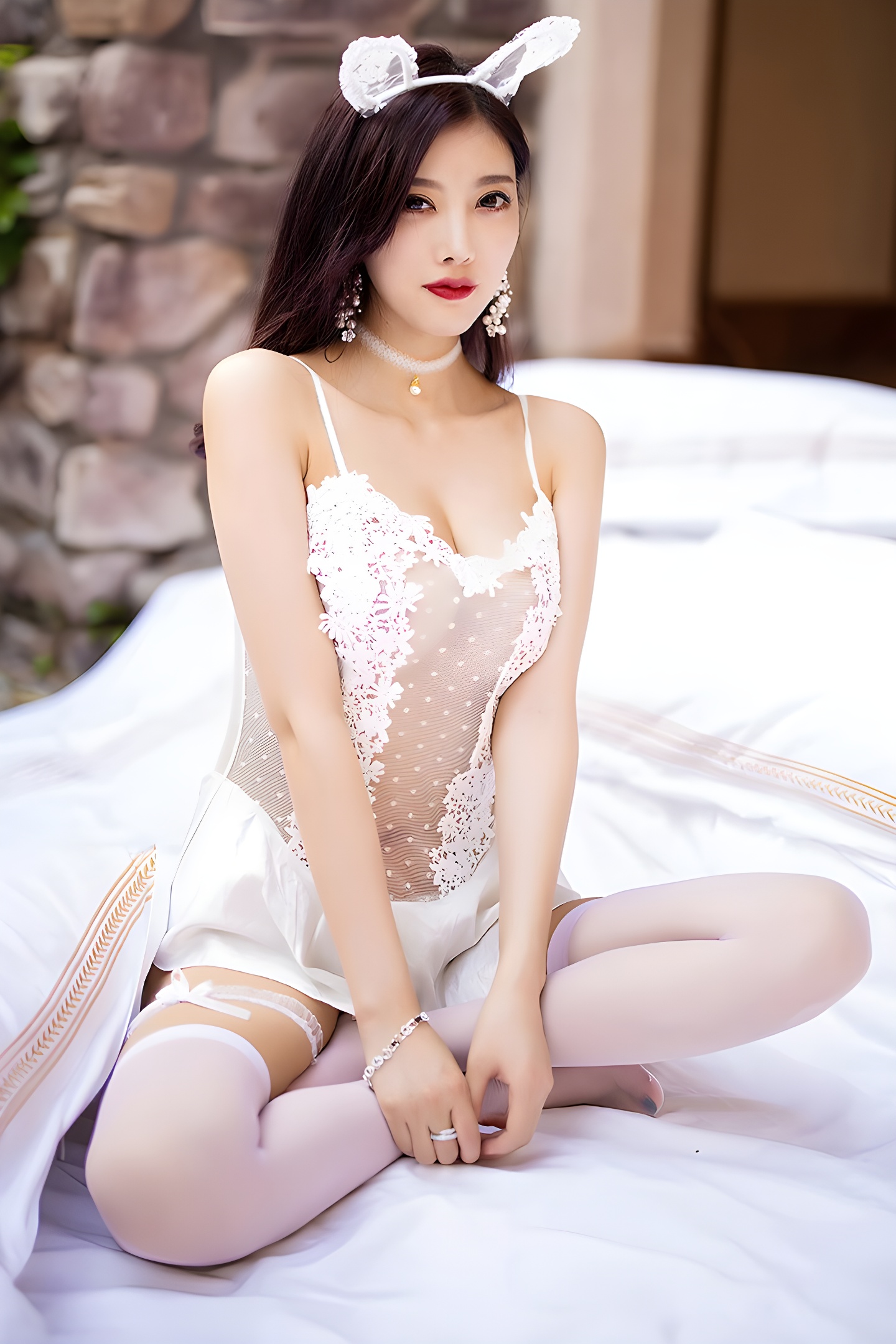 半透明蕾丝下的诱惑：杨晨晨绒绒小兔主题性感写真集