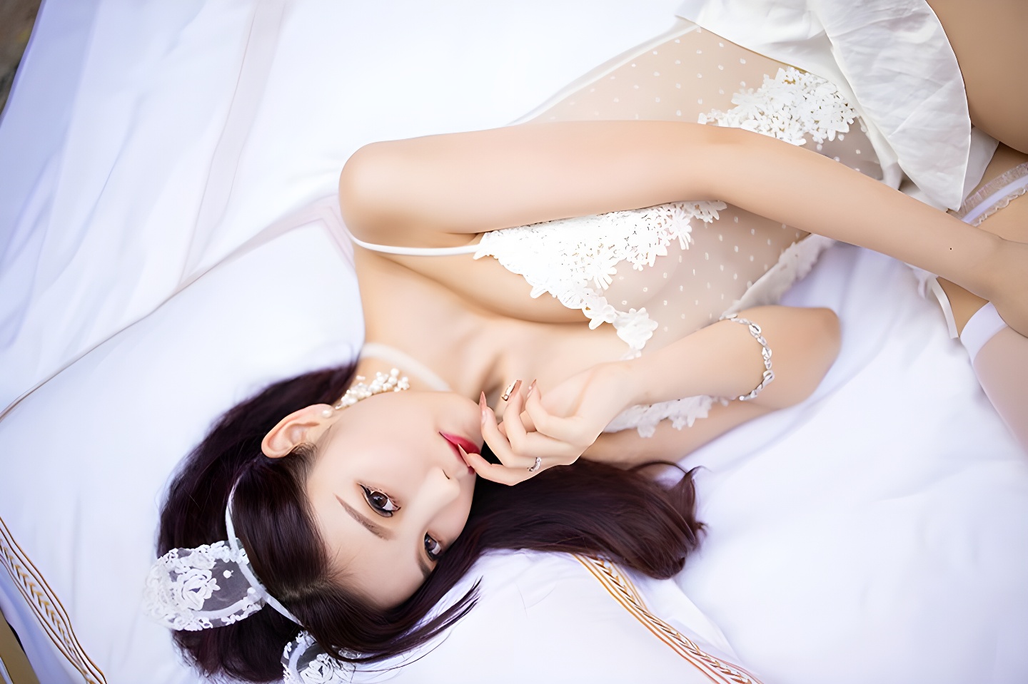 半透明蕾丝下的诱惑：杨晨晨绒绒小兔主题性感写真集