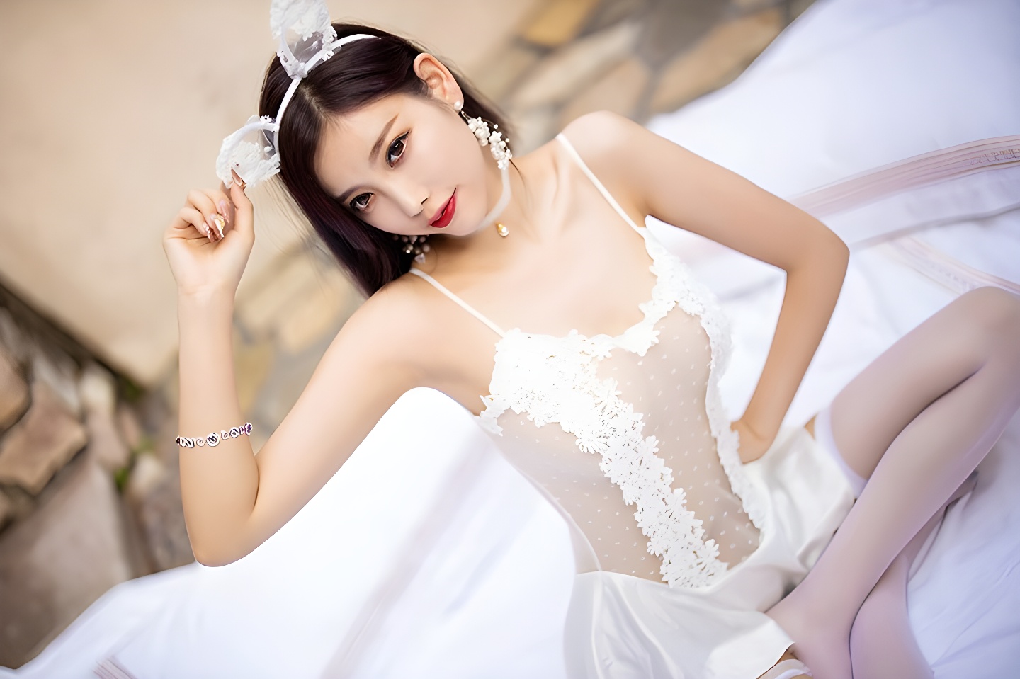 半透明蕾丝下的诱惑：杨晨晨绒绒小兔主题性感写真集