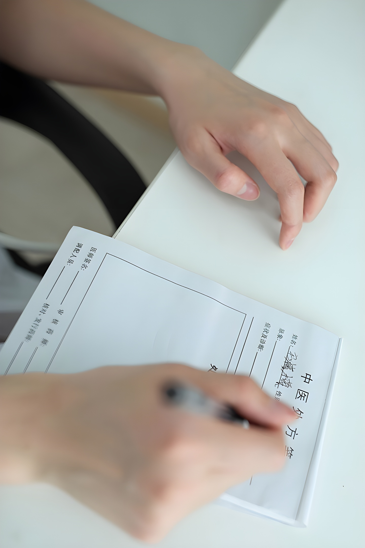 主治医生阿朱白丝吊带病房写真：性感与专业的完美碰撞