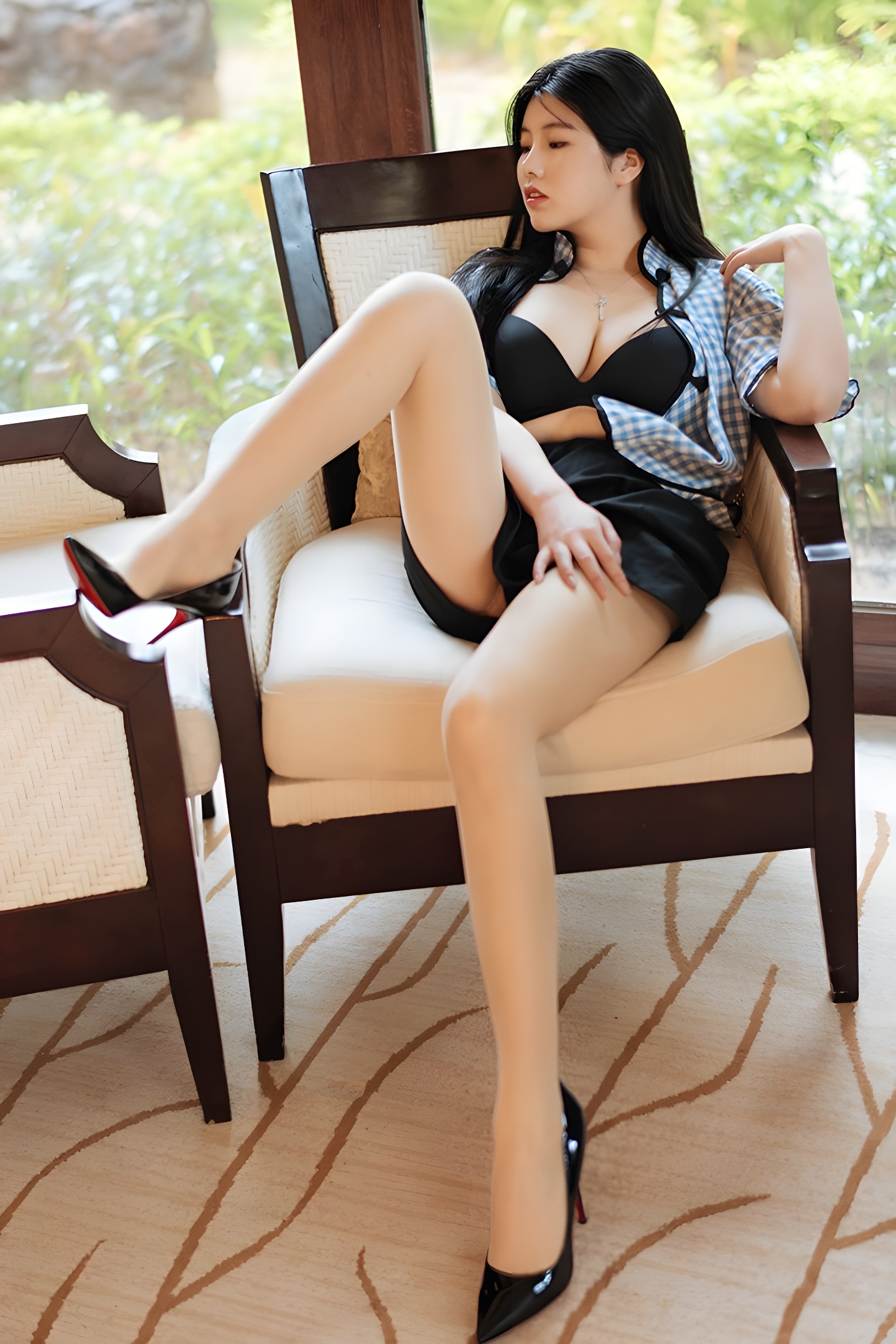 性感嫩模娜露火辣出镜：巨乳长腿勾魂摄魄