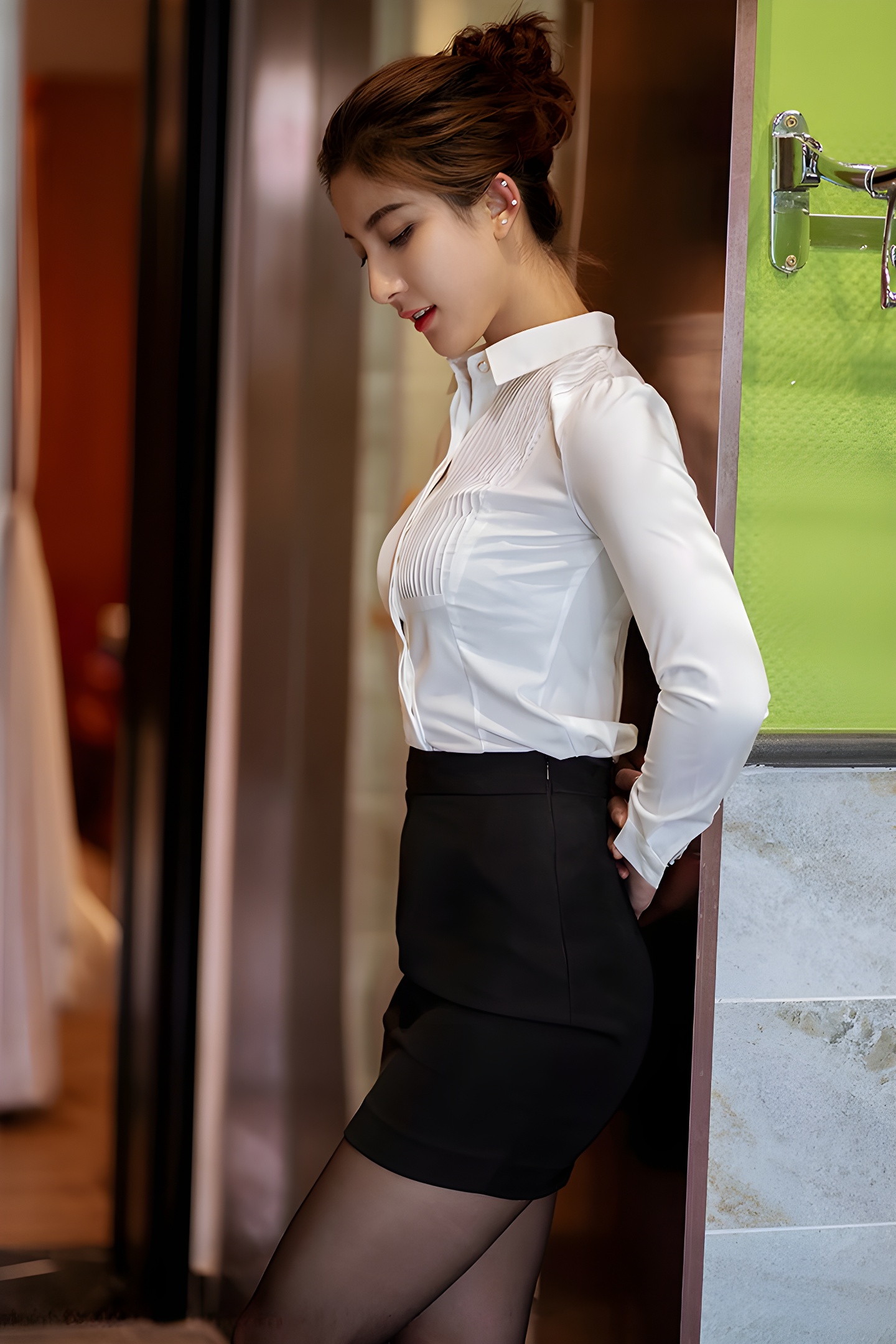 林文文黑丝制服写真：职场女神展现极致性感魅力