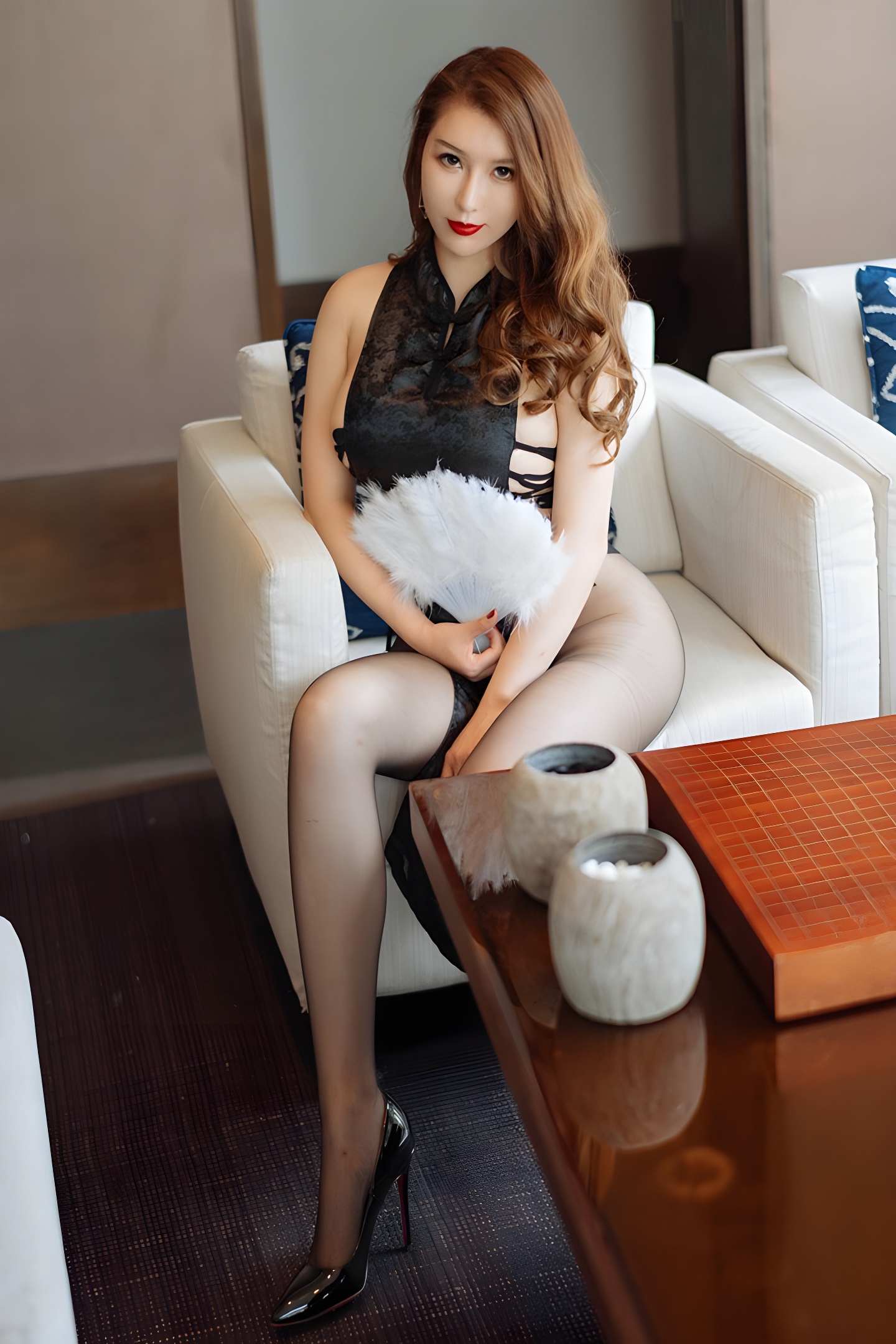 豪放御姐尤妮丝旗袍秀：若隐若现美腿，尽显风骚魅力