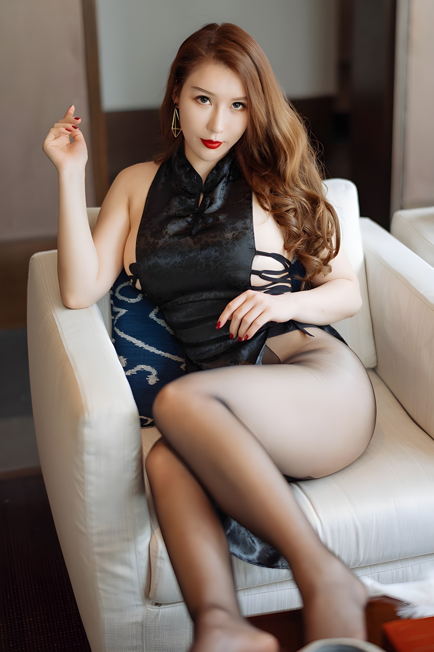 豪放御姐尤妮丝旗袍秀：若隐若现美腿，尽显风骚魅力