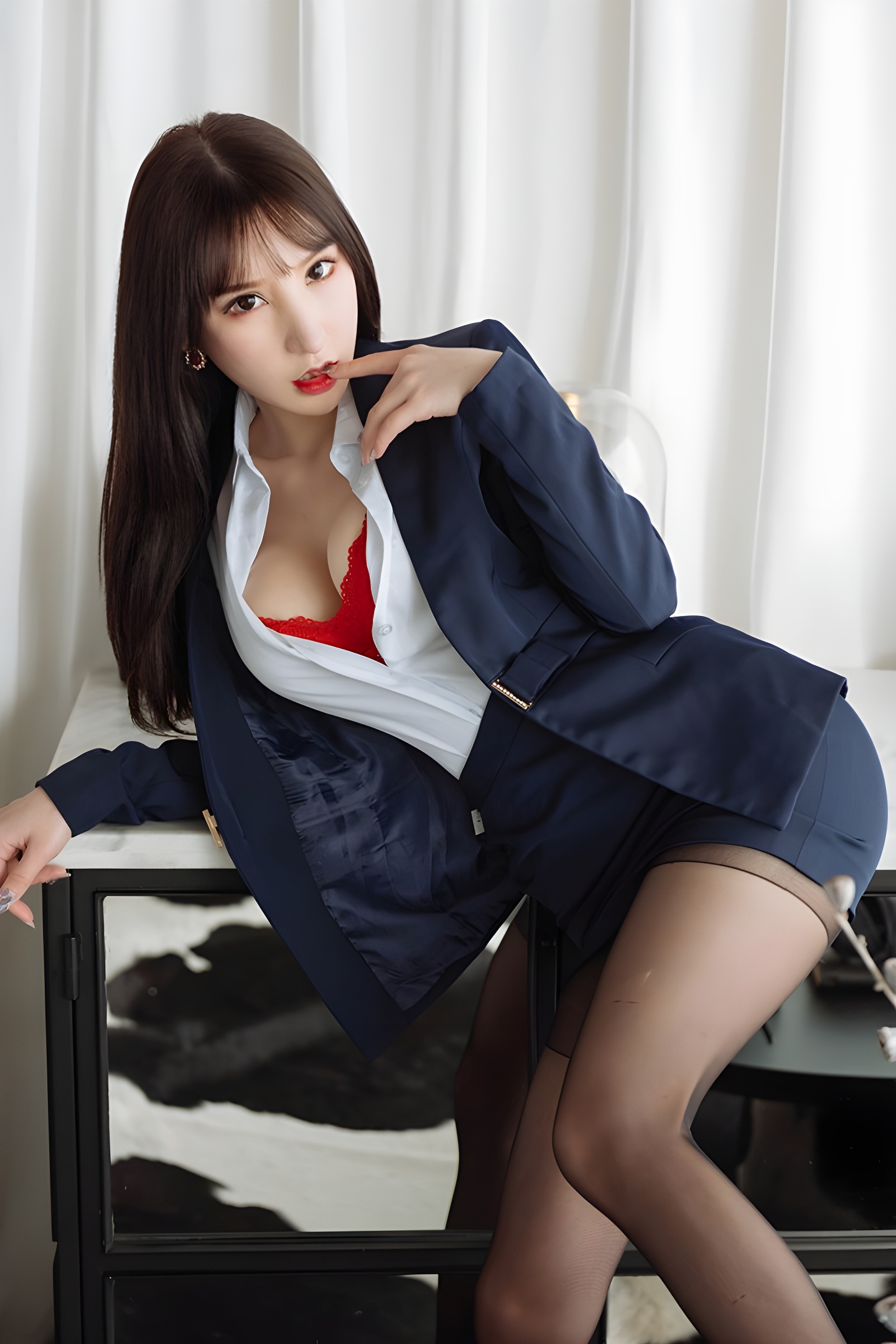 于希秘书装写真：纯欲睡姿展现白皙美肌的职场诱惑