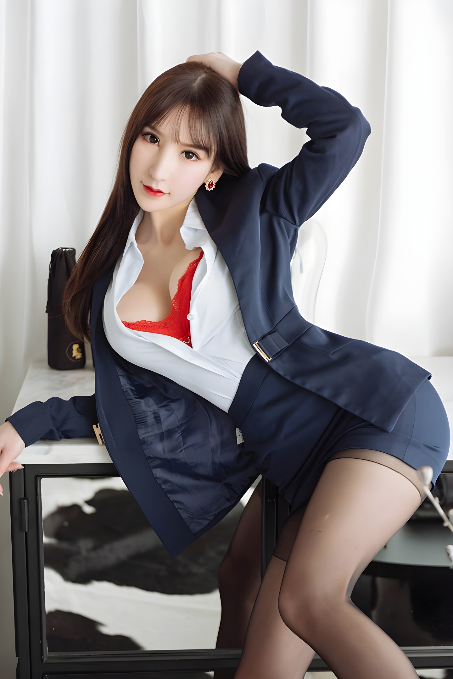 于希秘书装写真：纯欲睡姿展现白皙美肌的职场诱惑