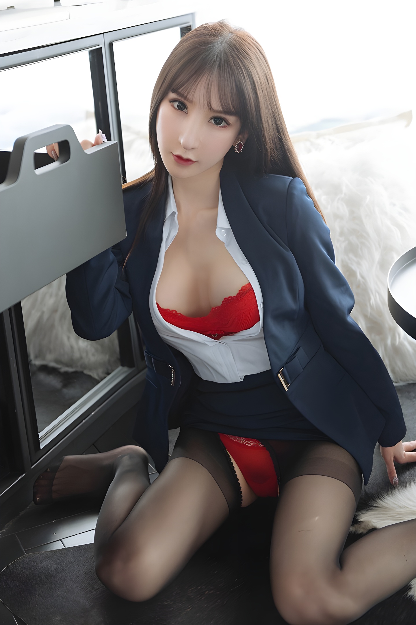 甜心秘书周于希办公室小憩：衬衫微敞展现若隐若现的性感魅力