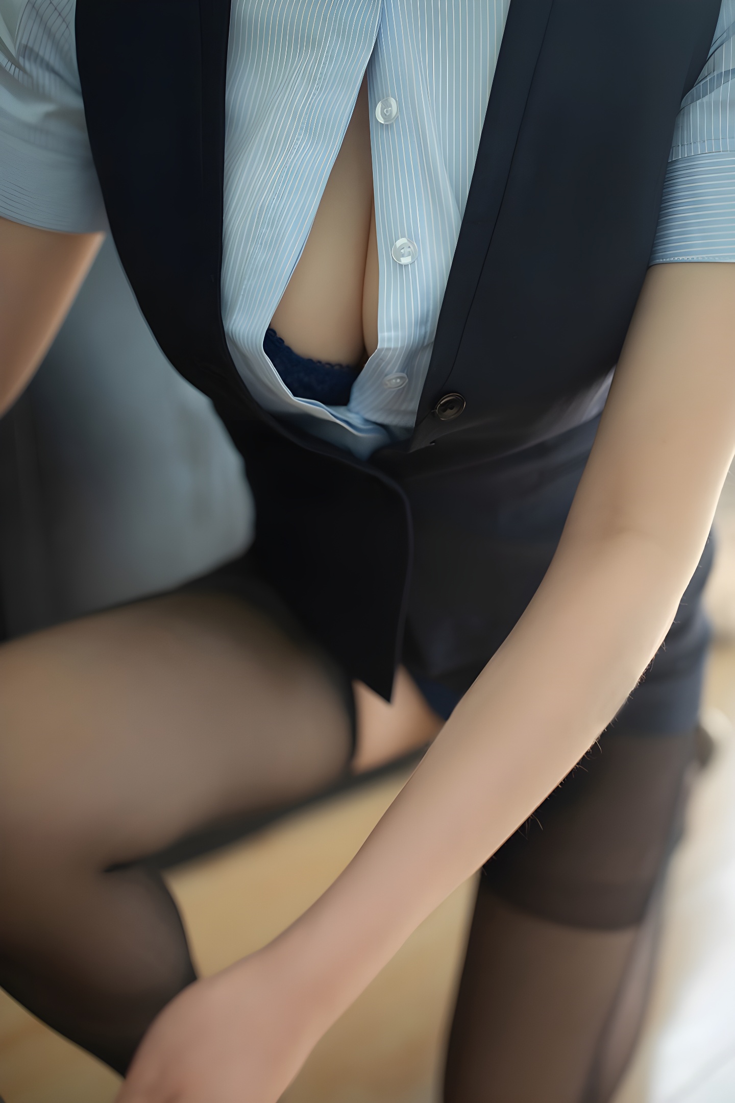 职场OL安然制服写真 白衬衫黑裙尽显傲人身材