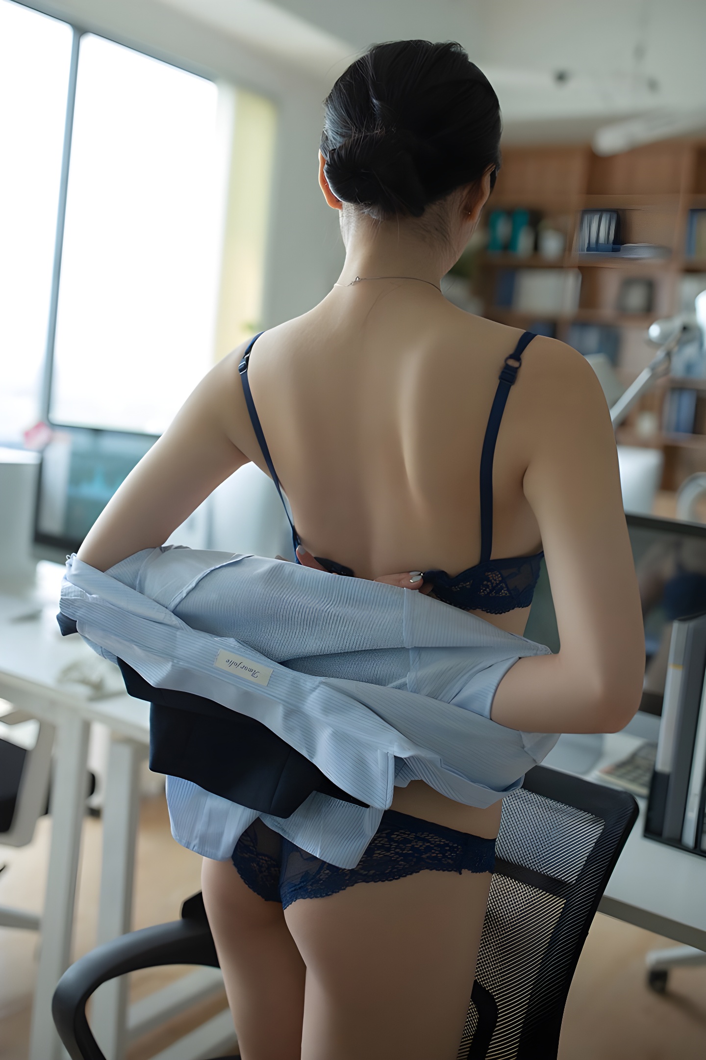 秘书安然职业装大尺度写真 白皙美乳若隐若现