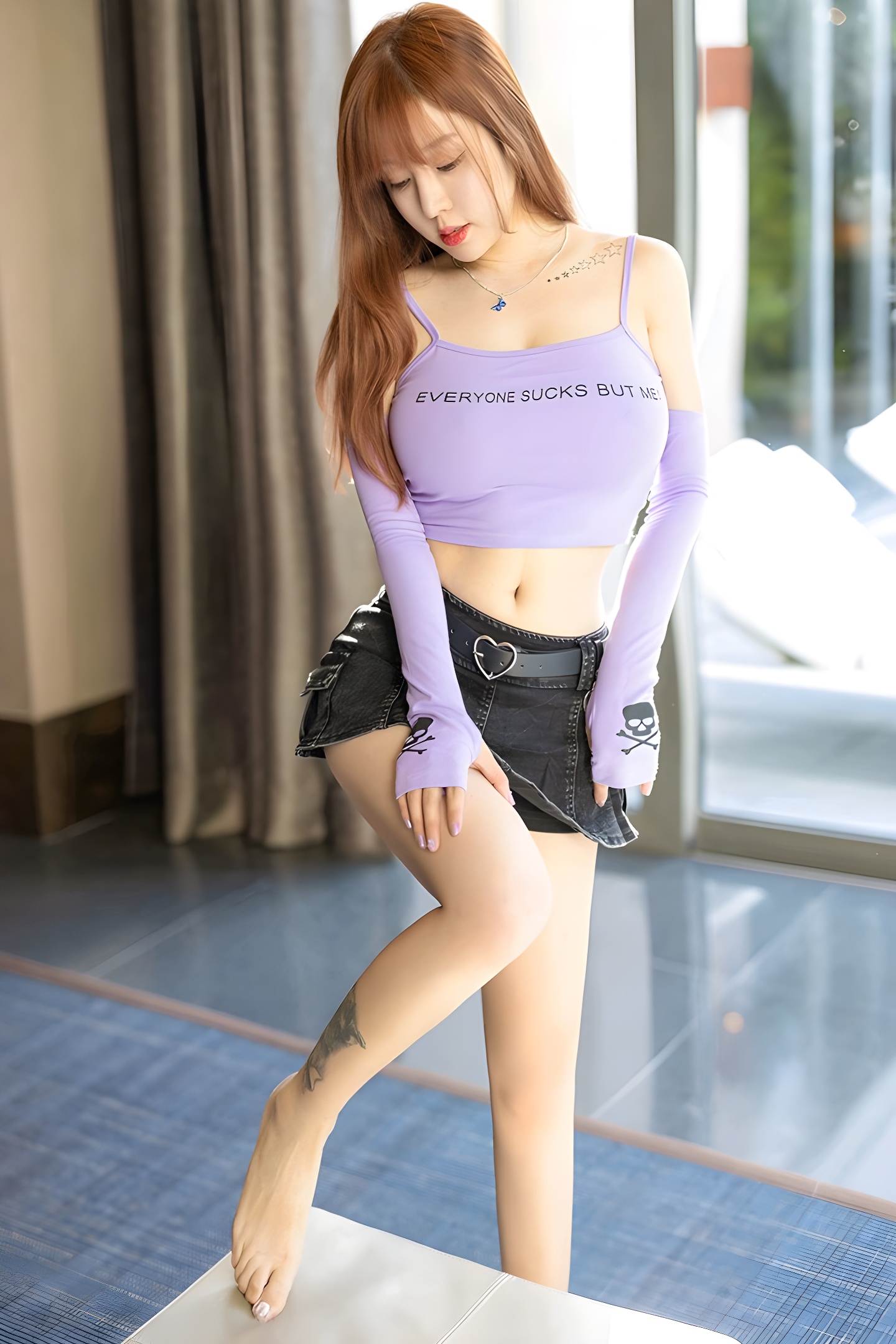 王雨纯绝美写真：小蛮腰大尤物的时尚魅力全解析