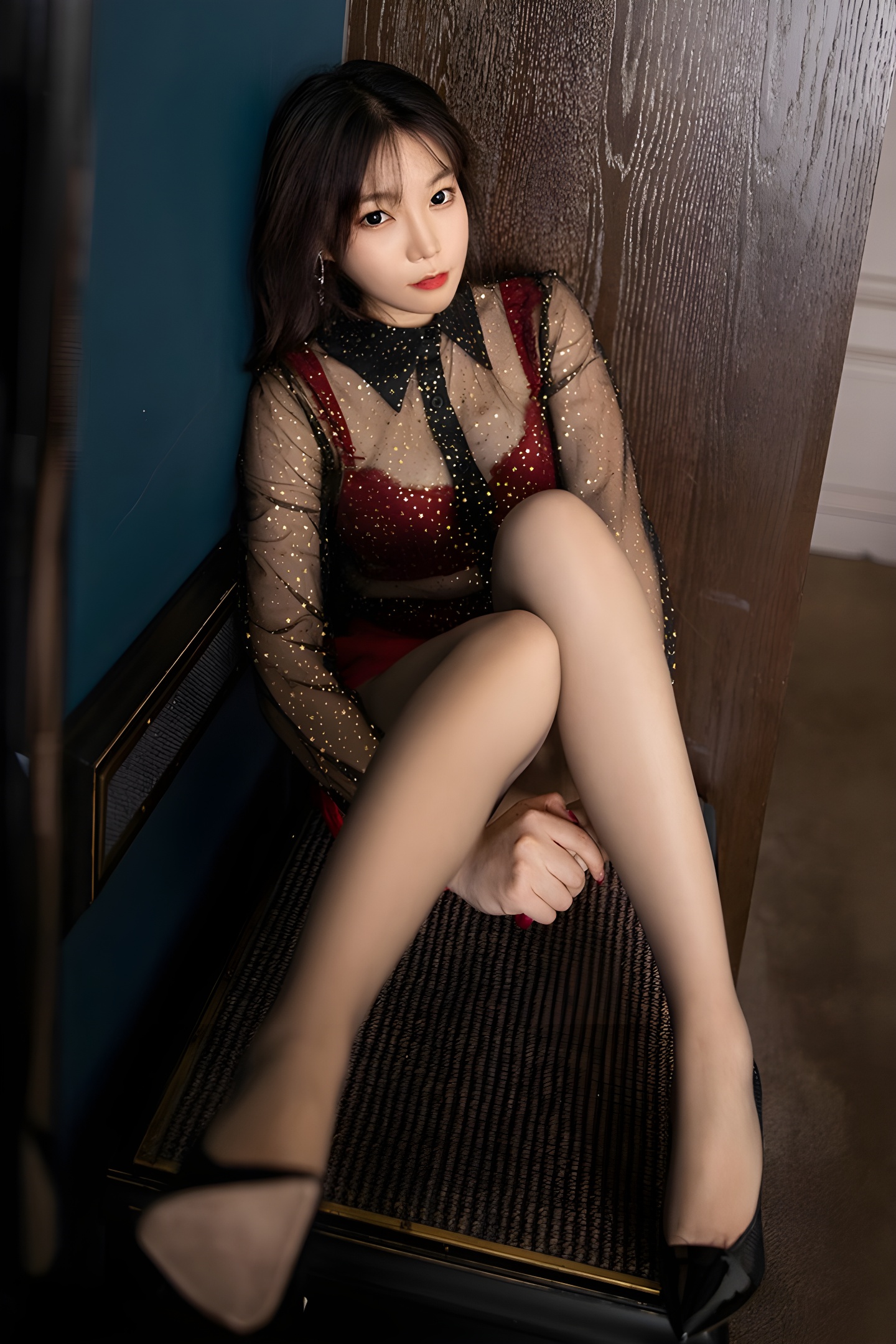 黑丝高跟秘书芝芝极致诱惑写真：撅臀回眸渴求被爱