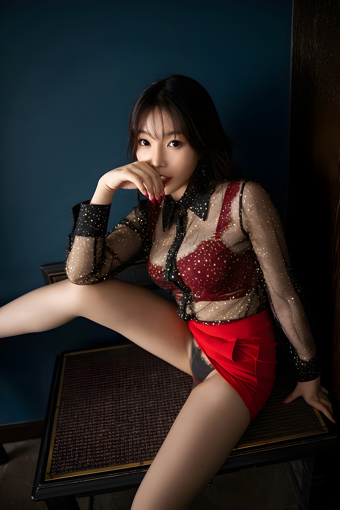 黑丝高跟秘书芝芝极致诱惑写真：撅臀回眸渴求被爱