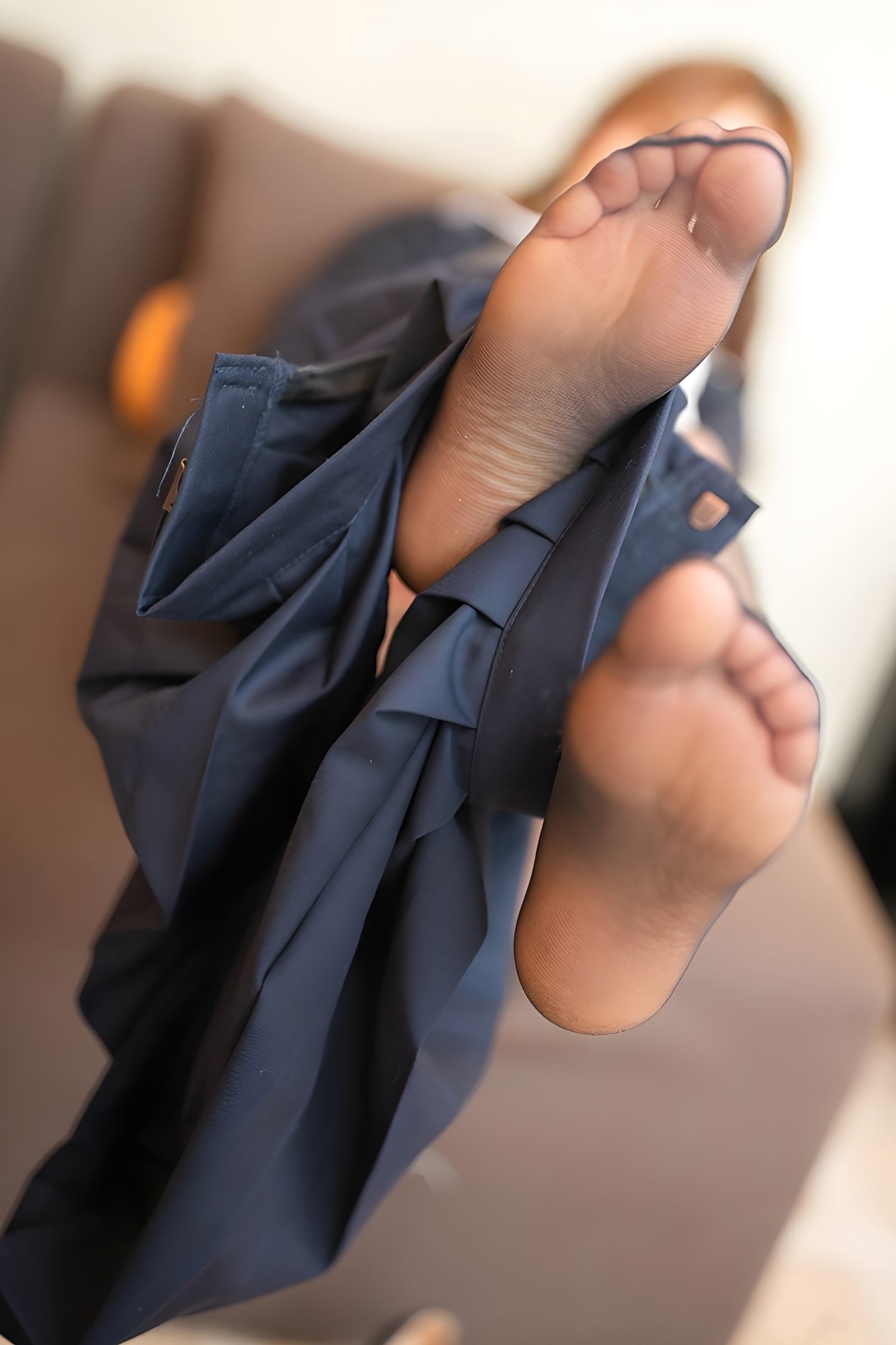 激萌少女陶喜乐学院风穿搭：黑丝短裙尽显清纯性感*