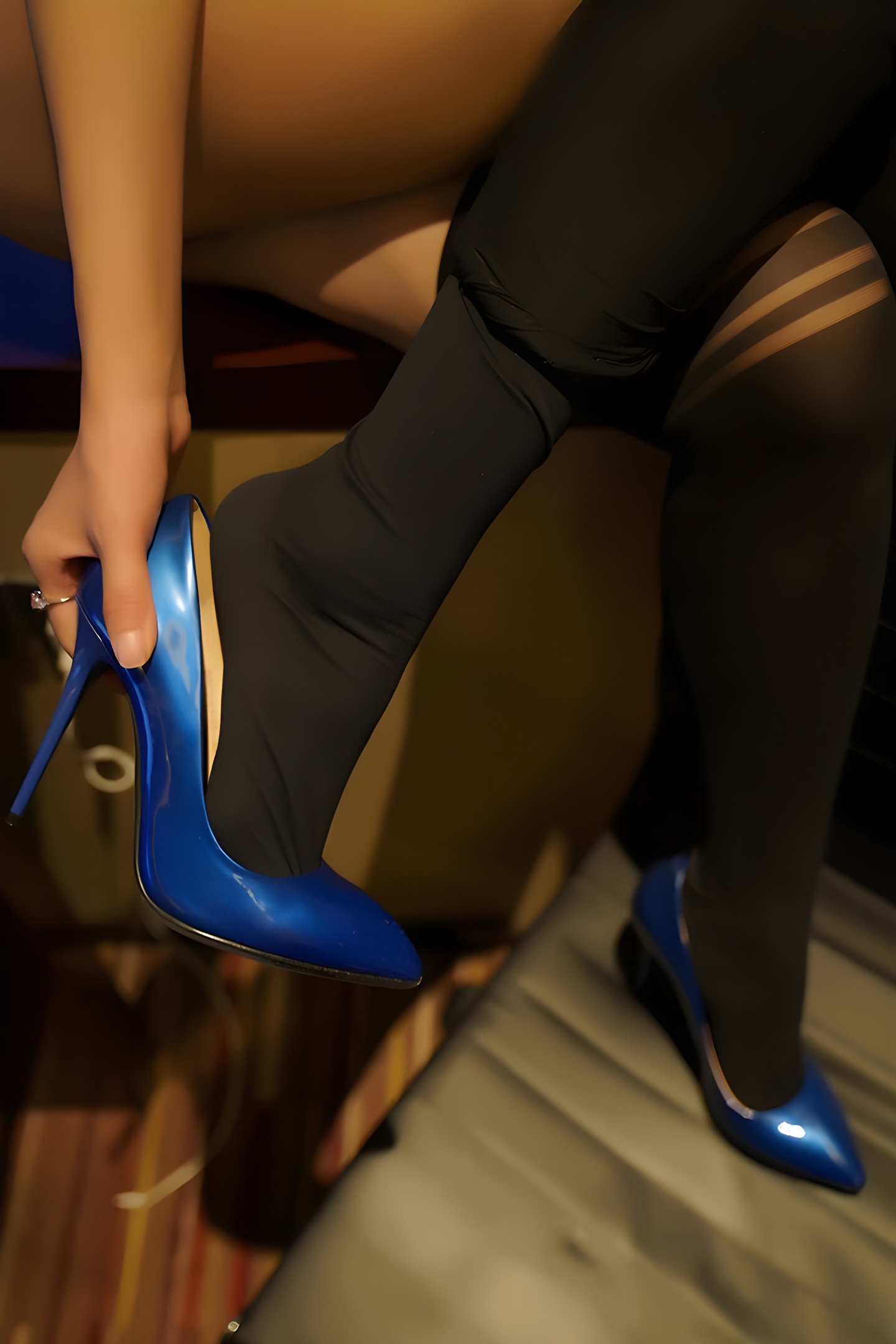 办公室尤物田小燕 黑丝高跟半透衬衫性感撩人