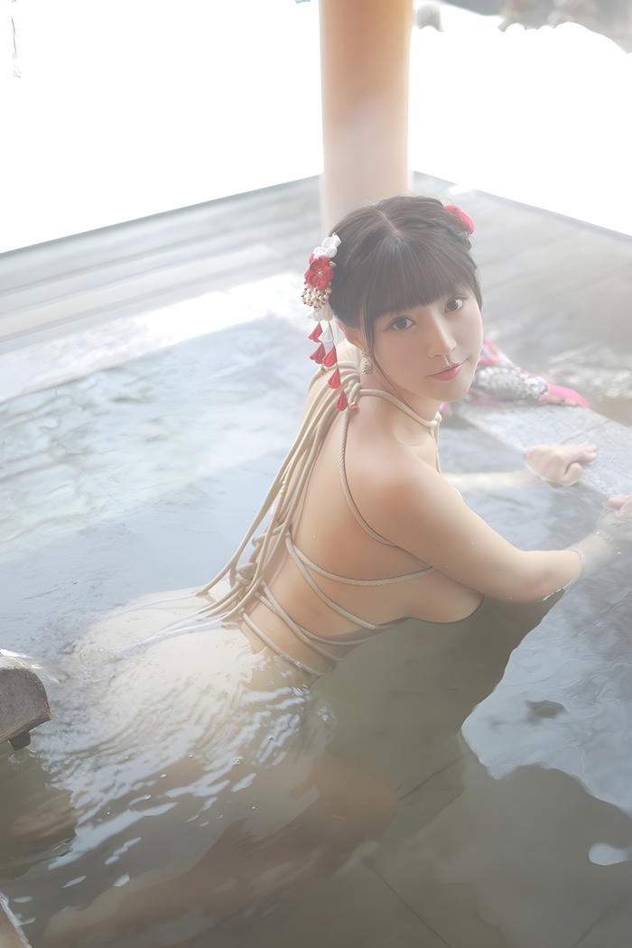 朱可儿露天浴池性感写真：裸身入镜展现自然之美