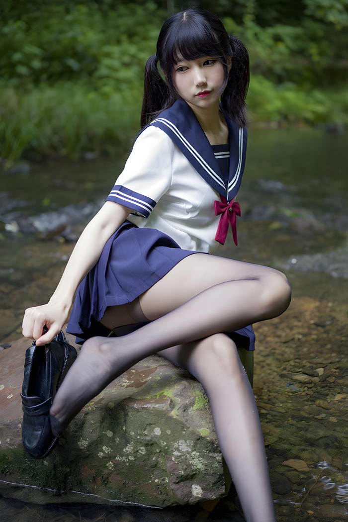 魔物喵黑丝制服野外写真：激萌学生妹的性感与清纯碰撞